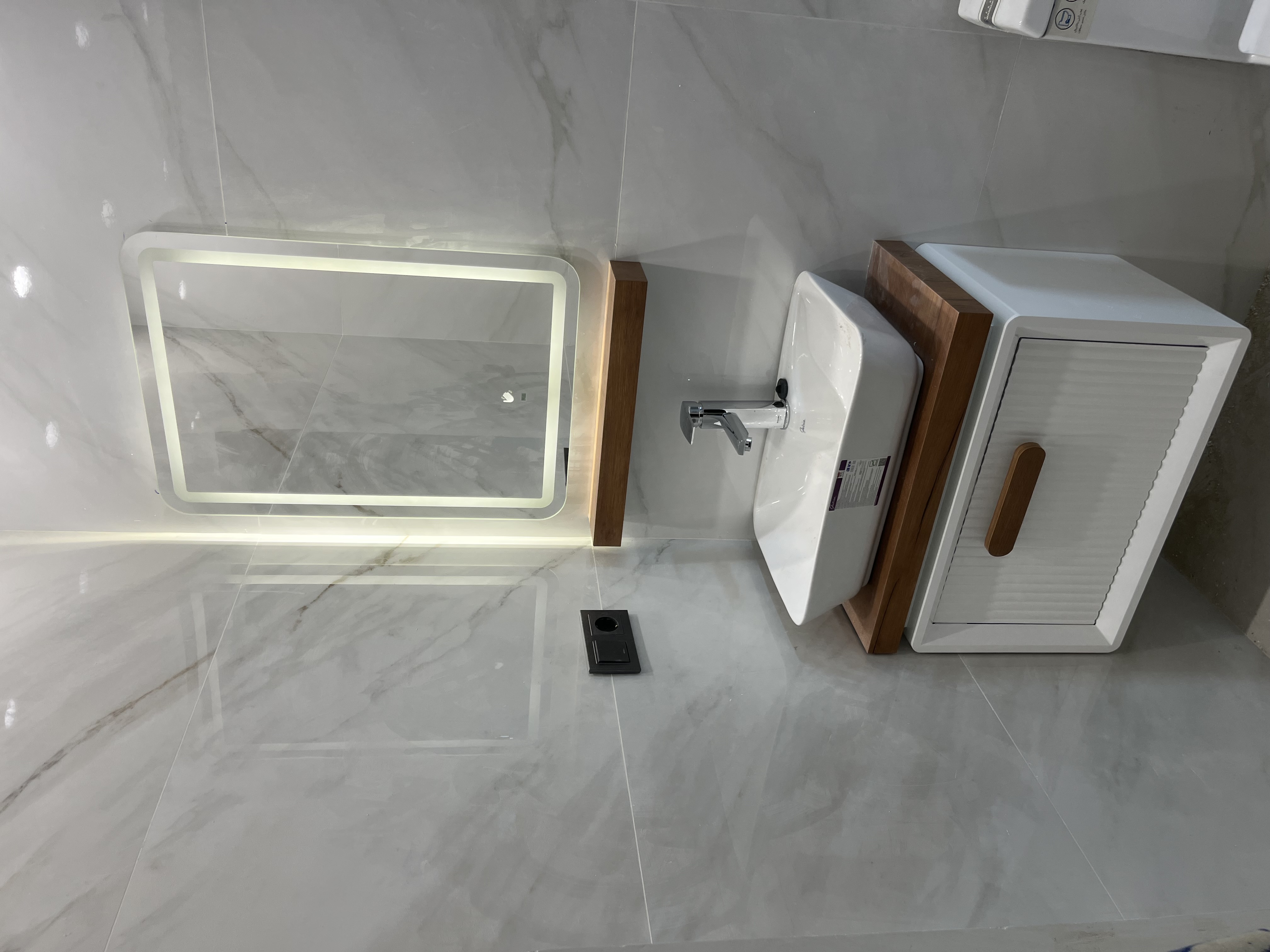 روشویی کابینتی مدل سعادت آباد به همراه آینه بکلایت و شلف