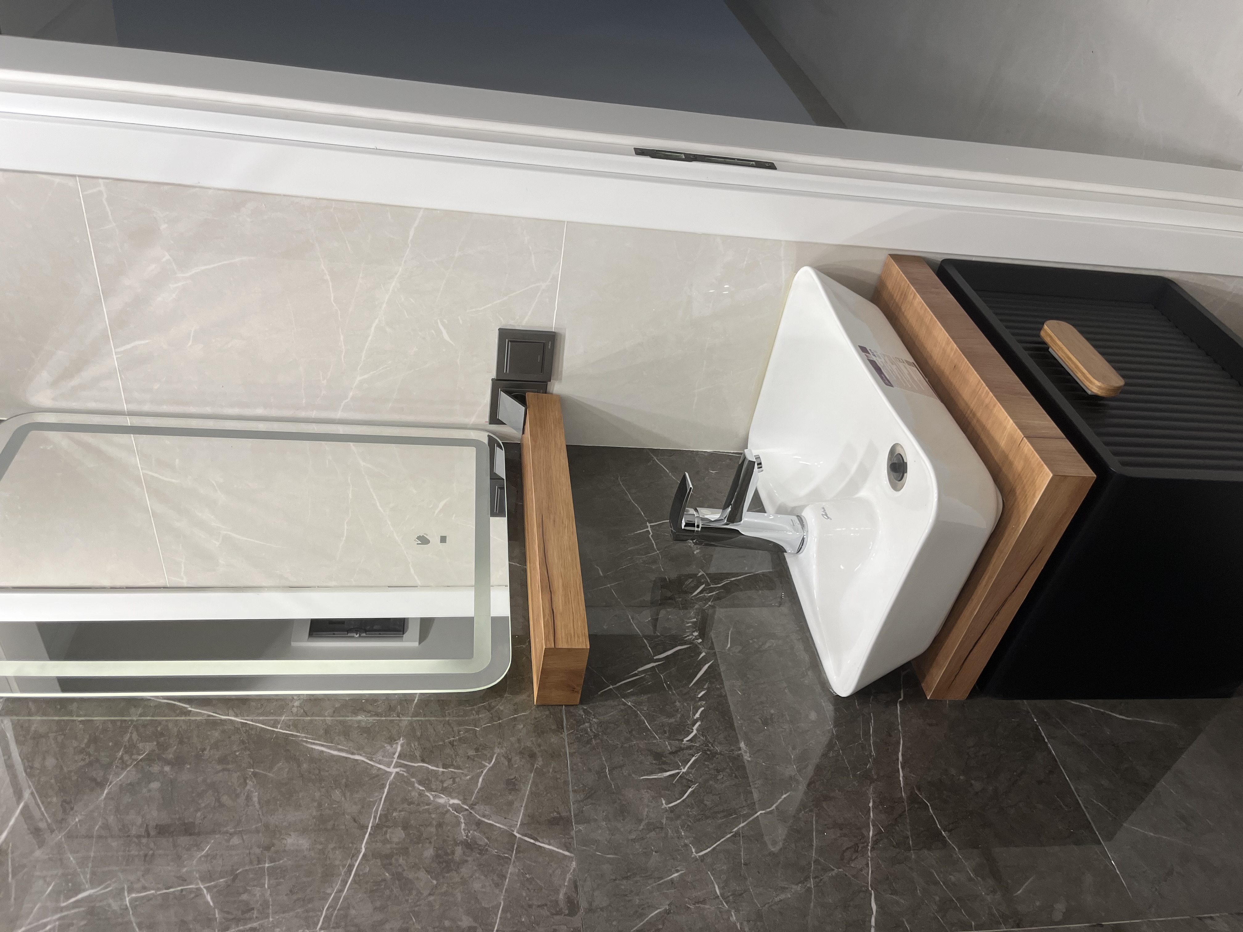 روشویی کابینتی مدل سعادت آباد مشکی به همراه آینه بکلایت